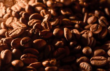 Kahve çekirdekleri sıcak tonlarda yakınlaşır.