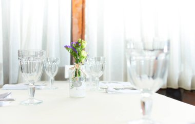 Restoranda beyaz üzerine boş bardaklar. arkaplan