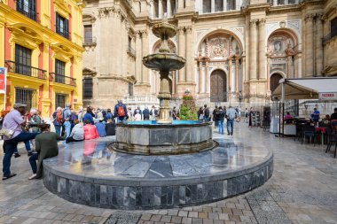 Malaga, İspanya - 27 Mart 2017: Manquita önünde kare turist
