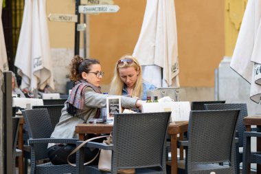 Malaga, İspanya - 27 Mart 2017: turist bir kapuçino manquita Malaga karesini alarak