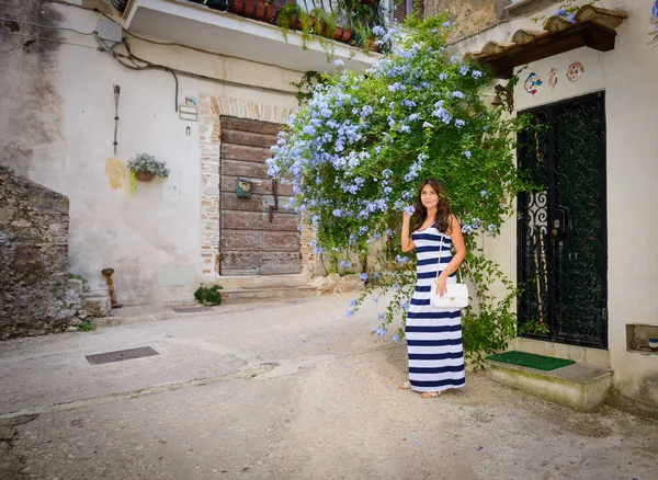 Jolie Fille Posant Dans Une Petite Ville Appelée Circeo Près — Photo
