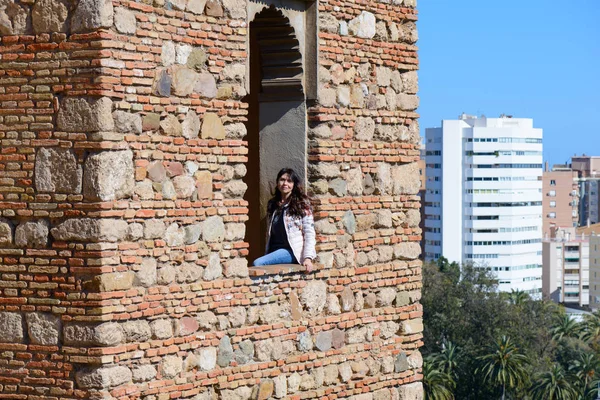 Malaga Spanya Alcazaba Kalıntıları Poz Bir Kız — Stok fotoğraf