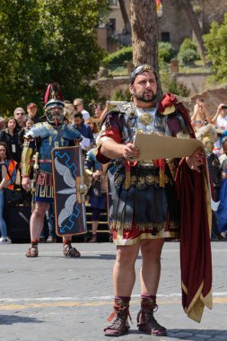 Roma, İtalya - 23 Nisan 2017: Centurion, askerler, lejyon, senatörler, kölelerin ve bakireler Fori Imperiali sokak, Roma, İtalya Roma Doğum günü eski Romalılar gösterimi