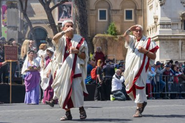 Roma, İtalya - 23 Nisan 2017: Centurion, askerler, lejyon, senatörler, kölelerin ve bakireler Fori Imperiali sokak, Roma, İtalya Roma Doğum günü eski Romalılar gösterimi