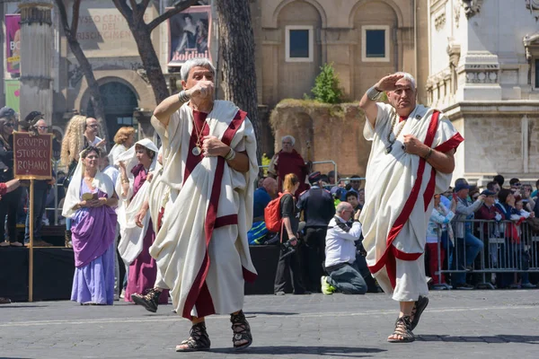 Roma, İtalya - 23 Nisan 2017: Centurion, askerler, lejyon, senatörler, kölelerin ve bakireler Fori Imperiali sokak, Roma, İtalya Roma Doğum günü eski Romalılar gösterimi