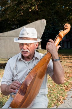 Kharkiv, Ukrayna - 27 Ağustos 2014: Kharkiv, Ukrayna'da bir enstrüman çalmaya bir Ukraynalı adam.