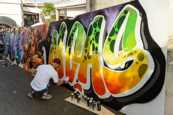 Roma Maggio 2015 Ragazzo Che Disegna Muro Dei Graffiti — Foto Stock