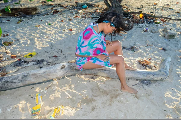 Beautiful Sexy Girl Posing Beach Dominican Republic Sitting Trunk — Stock Photo, Image