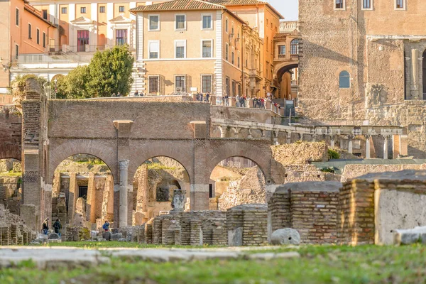 Rome Italy January 2015 People Visiting Ruins Buildings Statue Foro — Stock Photo, Image