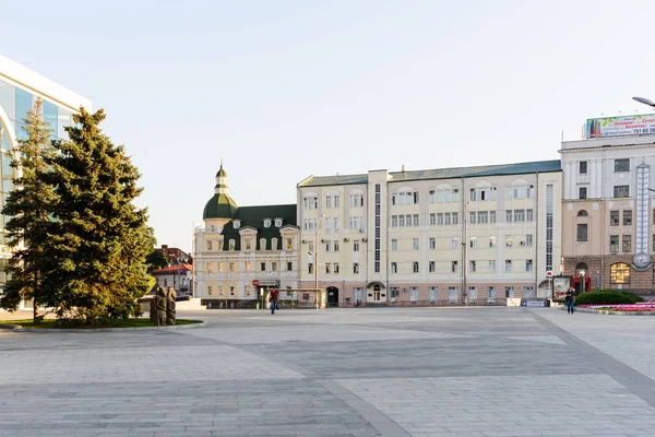 乌克兰哈尔科夫 2014年8月2日 走在乌克兰哈尔科夫的科装市广场 — 图库照片