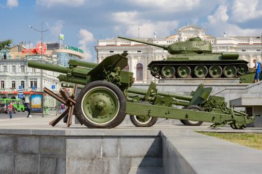 Kharkiv, Ukrayna - 05 Ağustos 2014: Kharkiv şehir, Kharkiv, ikinci şehirde yürüyüş Anayasa kare bir top ve tank.