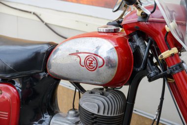 eski paslı motosiklet