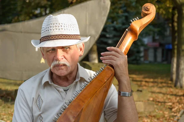 Ukrainska man spelar instrument — Stockfoto