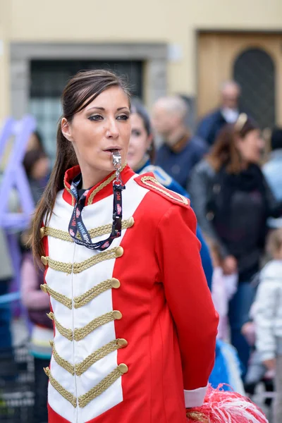 Majorette visslande — Stockfoto