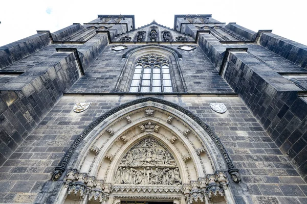 La façade de la basilique Saint-Pierre-et-Saint-Paul à Prague — Photo