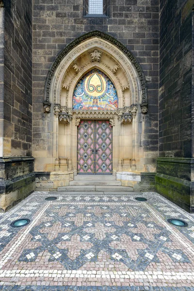 El frente de la Basílica de San Pedro y San Pablo en Praga — Foto de Stock