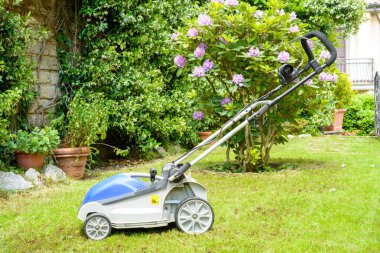 Çim biçme makinesi