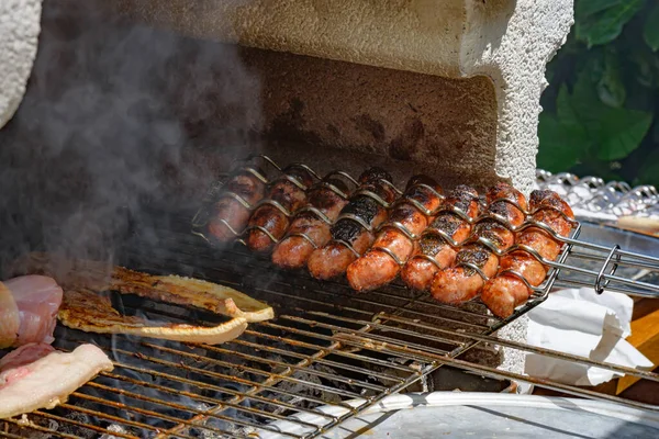 Koken en grillen op Barbecue — Stockfoto