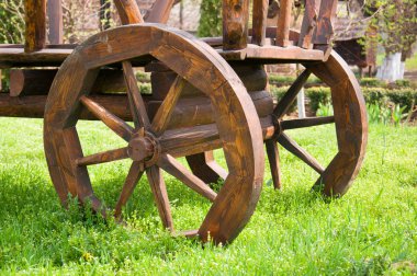 Yeşil çimenlerin üzerinde eski ahşap sepeti