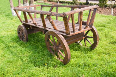 Yeşil çimenlerin üzerinde eski ahşap sepeti