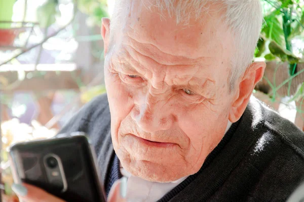 Внучка Показывает Дедушке Фотографию Своего Внука Телефону Девушка Помогает Понять — стоковое фото