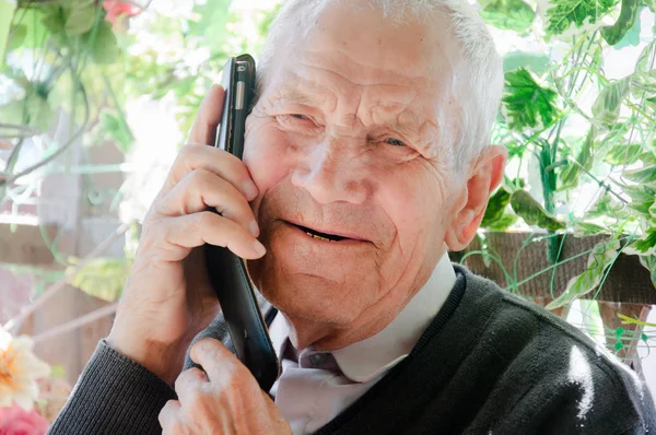 Yaşlı bir adam, kızıyla telefonda konuşuyor. Büyükbaba torunuyla iletişim kurar veya neşeli haberleri öğrenir. Adam aramak için memnun