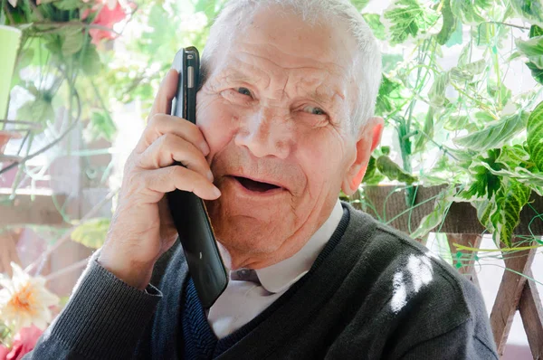 Yaşlı bir adam, kızıyla telefonda konuşuyor. Büyükbaba torunuyla iletişim kurar veya neşeli haberleri öğrenir. Adam aramak için memnun