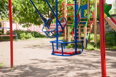 Swing, oyun alanı. Boş oyun alanı. Çocuklar çocuk olmadan Swing
