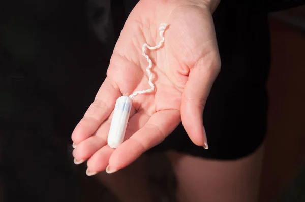 Děvče Ruce Těsných Tampón Pro Menstruaci Pojetí Zdraví Žen — Stock fotografie