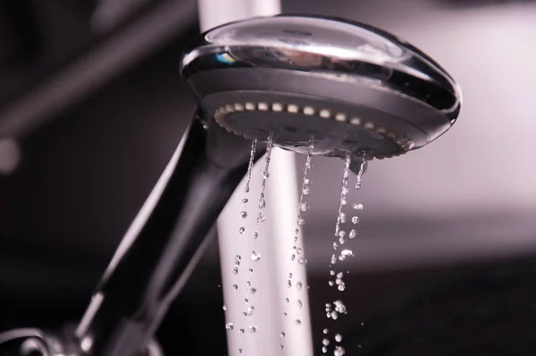 Kapatın veya duşta su açın. Musluk bir sıçrama son veya ilk damla. Su tüketimi, fatura, tasarruf, eksikliği ve ekoloji kavramı. Damlama duş.