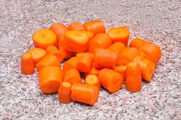 将胡萝卜切成薄片 用来制作放在桌子上的胡萝卜鲜榨果汁 有用的蔬菜 — 图库照片