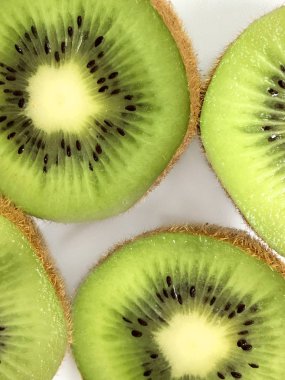 Beyaz bir arka planda kesme olgun sulu kivi kapatmak.