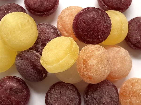 Meyve şeker çekim. Çok renkli yuvarlak şeker.