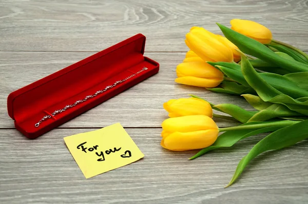 Strauß Gelber Tulpen Mit Einem Zettel Und Einem Geschenk Auf — Stockfoto