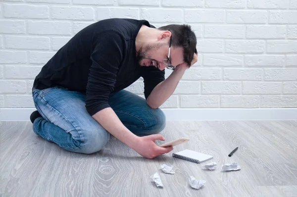 Young Guy Screaming Because Stress Working Home Sitting Floor White — Stock Photo, Image