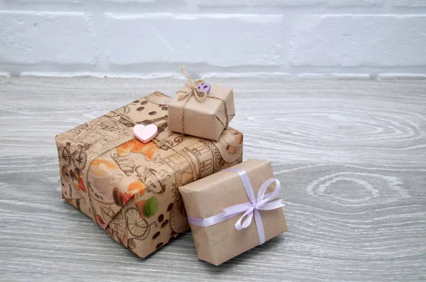 Pudełka Prezentowe Szarym Drewnianym Tle Powitanie Karta Szczęśliwy Urodziny — Zdjęcie stockowe