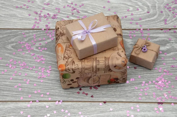 Geschenkboxen Mit Konfetti Herzform Auf Grauem Holzgrund Grußkarte Vom März — Stockfoto