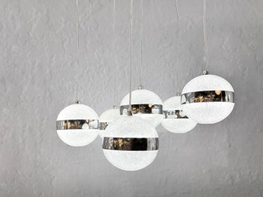 Yanan yuvarlak ampuller ışık arka planda asılı. Parlayan ışıklar ile soyut arka plan.