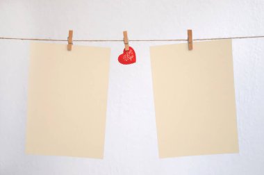 Kalpler beyaz bir arka planda clothespins asmak