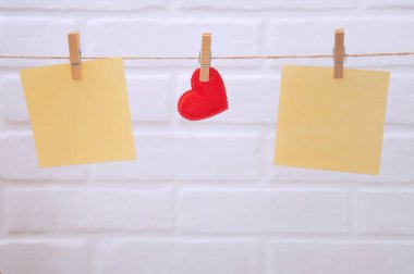 Kırmızı kalpler beyaz bir arka planda bir levha ile clothespins ile halat üzerinde asılı. Sevgililer günü Tebrikler.