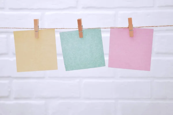 Beyaz bir arka planda clothespins ile halat üzerinde kağıt renkli levhalar asılı. Mutlu Doğum günü tebrik kartı.