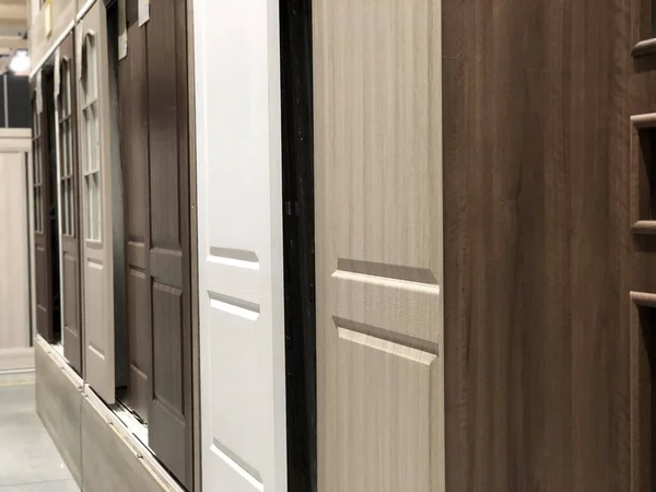 Hırdavatçının kapıları. Mağazada çeşitli kapı seçenekleri.