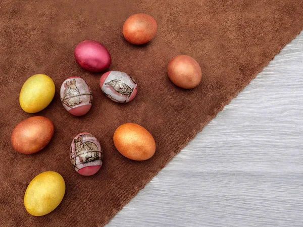 Красивые Цветные Пасхальные Яйца Коричневой Погремушке Против Серого Деревянного Стола — стоковое фото