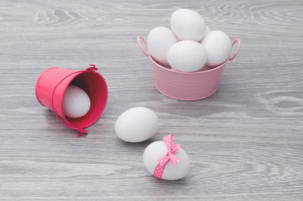 Поздравляю Пасхой Яйца Разбросаны Столу Розовым Ведром — стоковое фото