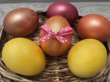 Paskalya yumurtaları ahşap bir standda yakın çekim. Paskalya ile tebrik kartı.