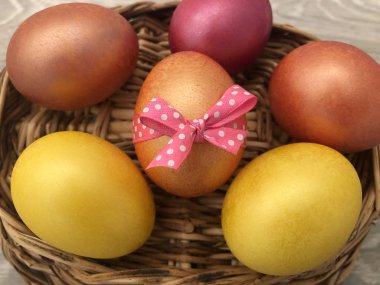 Paskalya yumurtaları ahşap bir standda yakın çekim. Paskalya ile tebrik kartı.