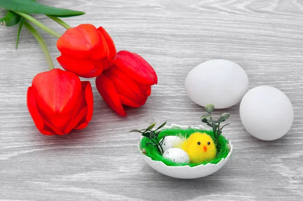 Яйца Курицей Красными Тюльпанами Сером Деревянном Столе Поздравительная Открытка Пасхой — стоковое фото