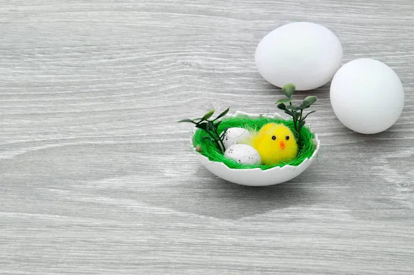 Яйца Курицей Сером Деревянном Столе Поздравительная Открытка Пасхой — стоковое фото