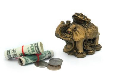 Para ve üzerinde kurbağa beyaz bir arka plan üzerinde oturur sikke ile altın bir fil. Feng Shui. Eve para ve büyük servet çekme.