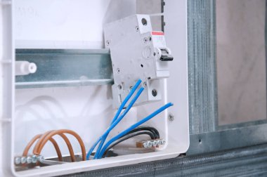 Evde elektrik kabloları var. Makineli tüfekli ve kablolu kablolu bir gardiyan. Dairede güvenli kablolama